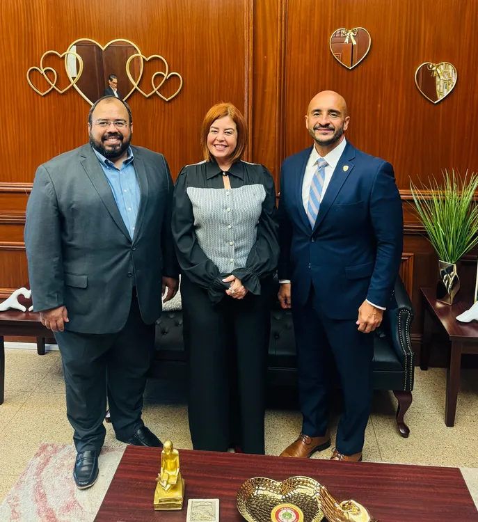 El Secretario de Educación, Eliezer Ramos_ la senadora del Distrito de Arecibo, Brenda Pérez y el Superintendente de la Policía, Joseph González.