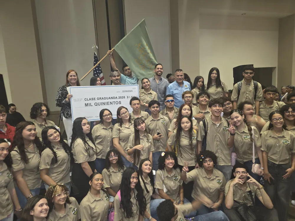 La actividad se llevó a cabo en el Centro de Convenciones de Cabo Rojo y combinó la entrega de donativos con una variada agenda educativa y recreativa para los jóvenes.